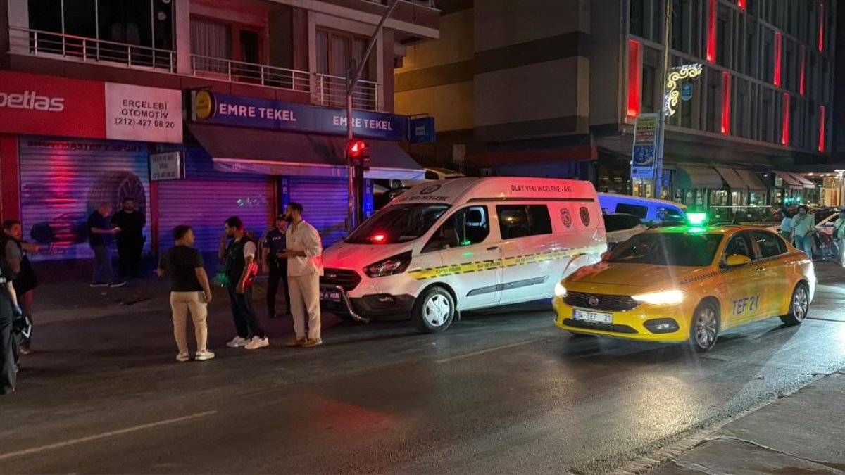 Eyüpsultan'da oto galeriye kurşun yağmuru: Bir ölü 3 yaralı, motosikletli saldırgan 15 yaşında çıktı