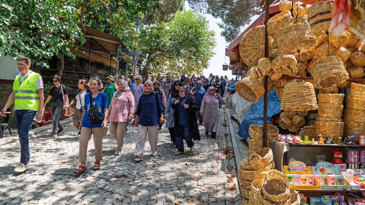 Kültür gezileriyle İzmir'i keşfettiler: 69 Mahalleden 3 bin kişi tarihi ve doğal güzelliklerle ilk kez buluştu