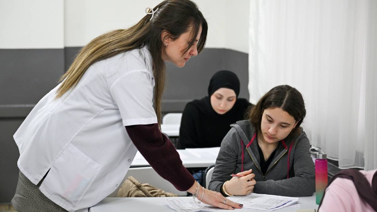 Bornova'nın gurur tablosu: Ücretsiz eğitim desteği YKS ve LGS'de kitlesel başarı getirdi