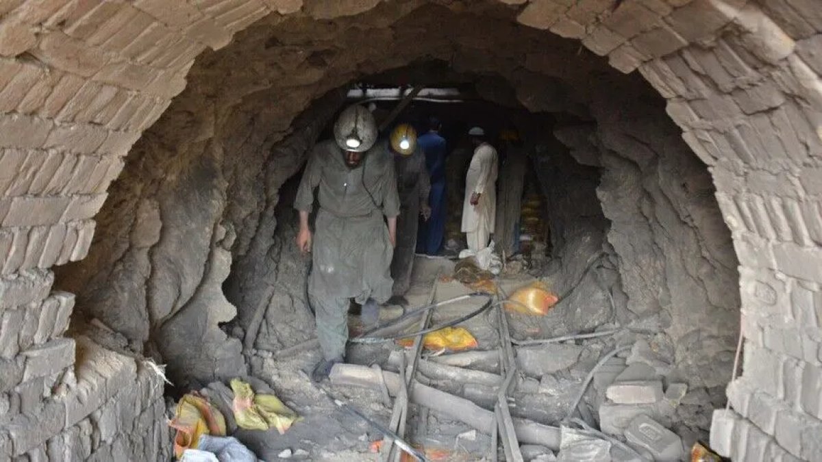 Pakistan'da maden faciası: 32 ölü, 10 işçi göçük altında