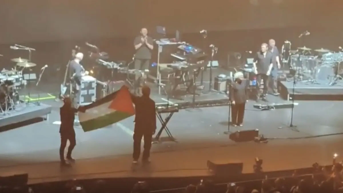 Sahnede Filistin bayrağı açan Massive Attack hakkında soruşturma