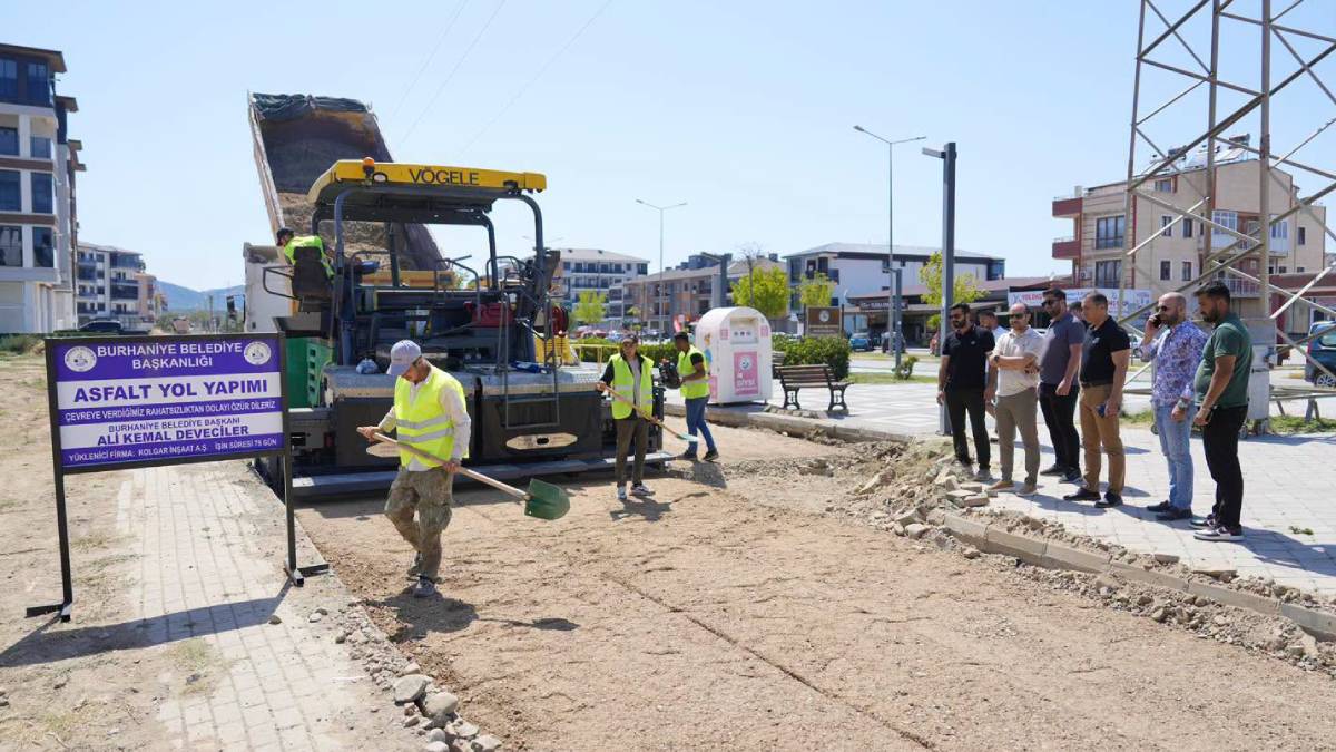 Burhaniye’de yol yapım ve onarım çalışmaları titizlikle yürütülüyor