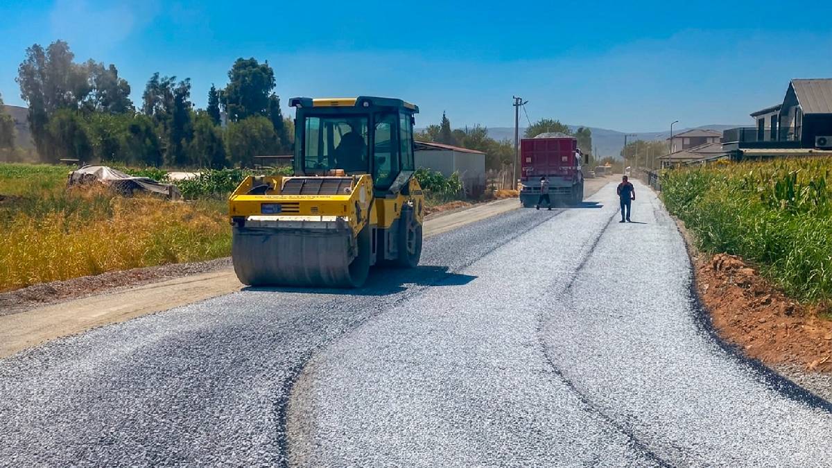 Burhaniye’de yol yapım ve onarım çalışmaları titizlikle yürütülüyor