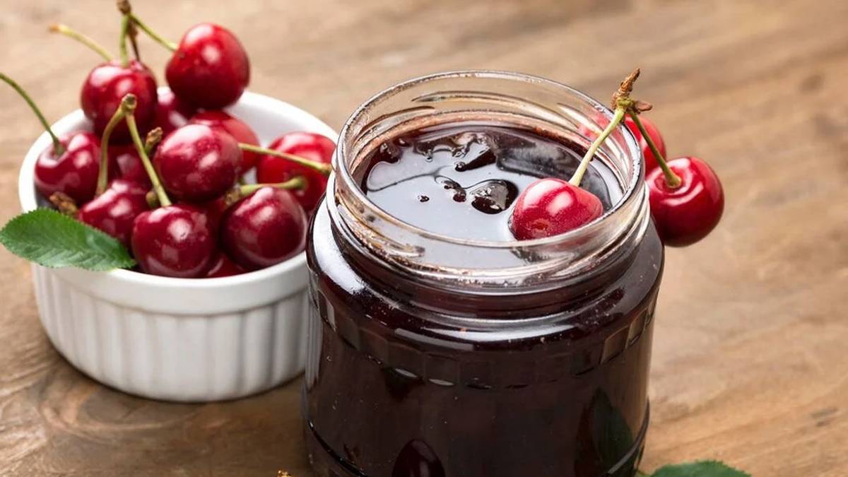 Kahvaltı sofralarının vazgeçilmezi: Tam ölçülü ve püf noktalı ev yapımı vişne reçeli tarifi!