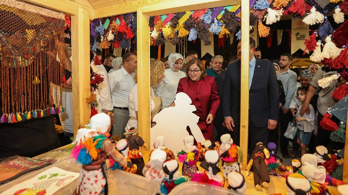 Hemşehri Dernekleri Festivali renkli görüntülerle açıldı