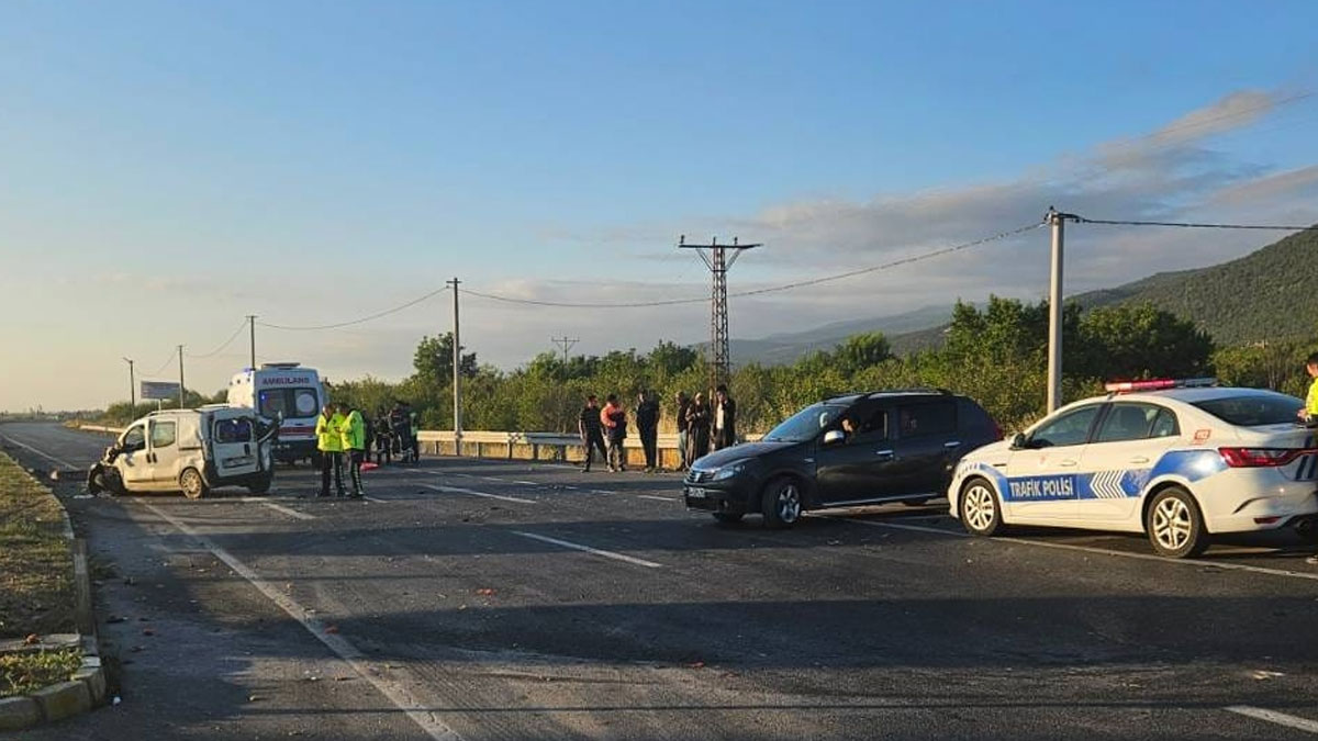 Afyonkarahisar’da iki hafif ticari araç çarpıştı: 1 ölü, 5 yaralı