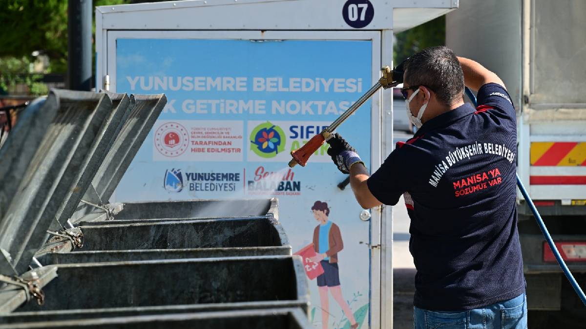 Büyükşehir’den çöp konteynerlerinde temizlik ve ilaçlama seferberliği
