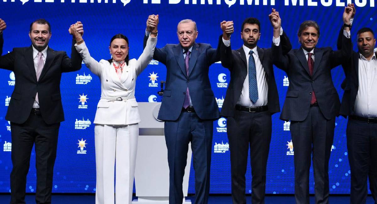 CHP'li iki belediye başkanı bir başkanvekili AK Parti'ye katıldı: Rozetlerini Erdoğan taktı