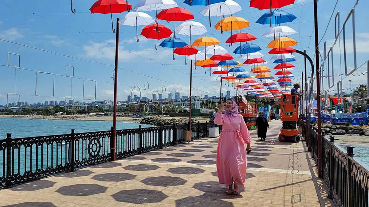 Fotoğraf tutkunları buraya akın ediyor: Rengarenk şemsiyeler, sahilin yeni cazibe merkezi oldu