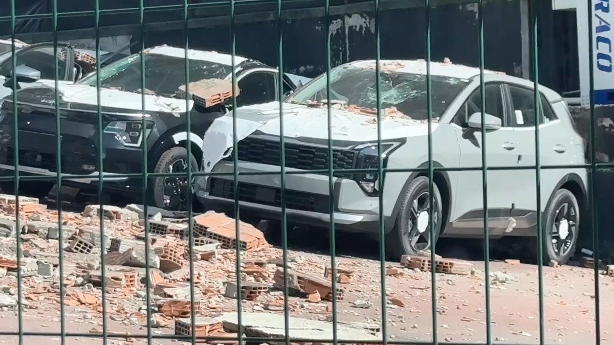 Kağıthane'de milyonluk araçların üzerine bina duvarı çöktü