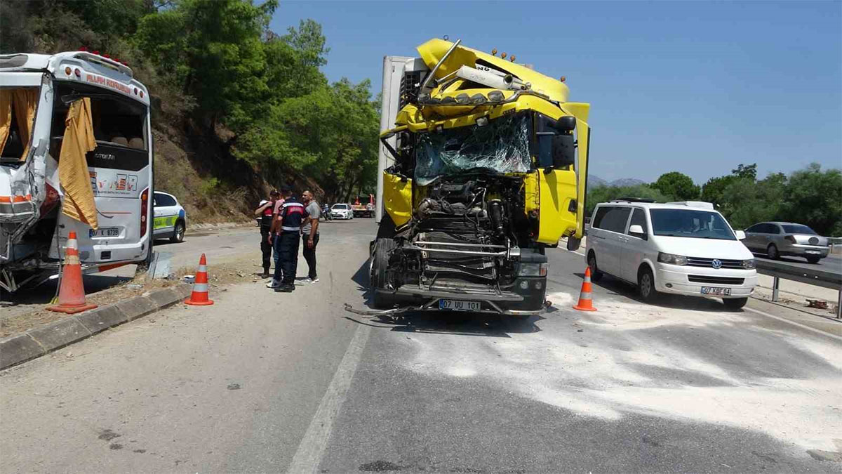 Antalya’da feci kaza! Yolcu indirmek için duran midibüse tır çarptı: Yaralılar var