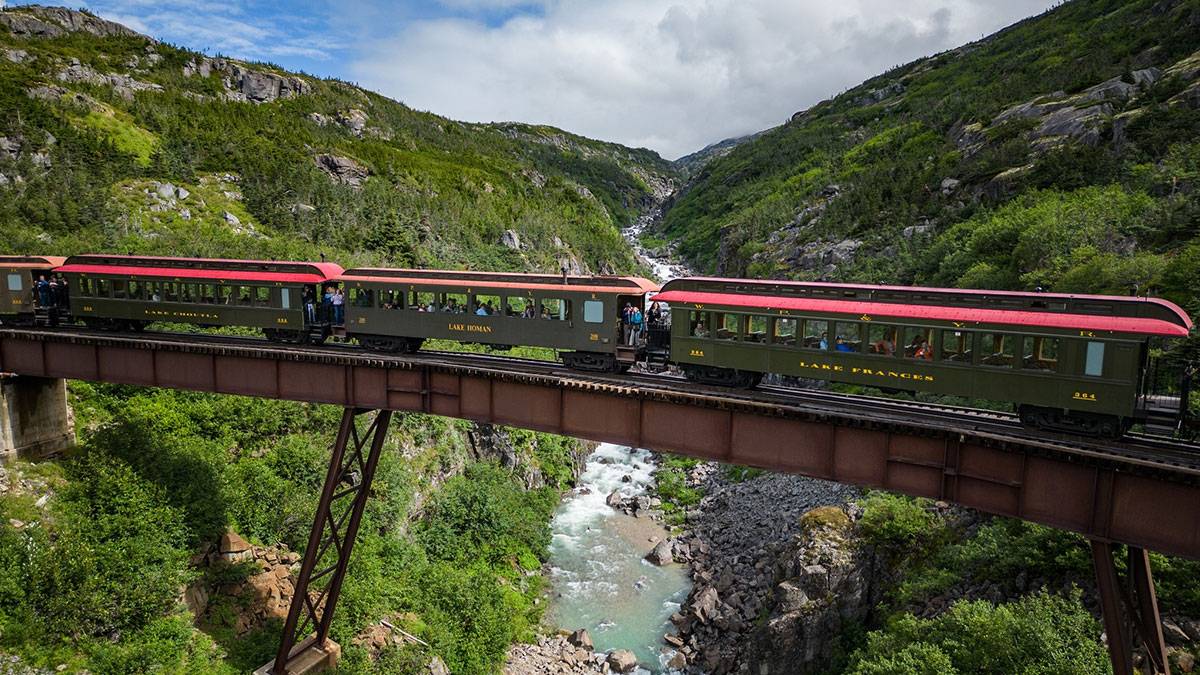 Dünyanın en küçük çölüne ve dev buzullara uzanan tarihi tren hattında seferler yeniden başladı