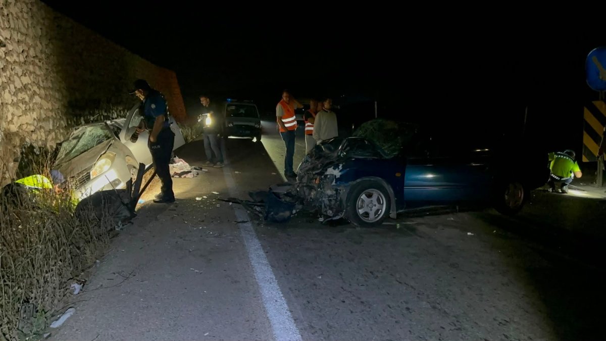 Bursa’da iki otomobil kafa kafaya çarpıştı: 2 kişi hayatını kaybetti, 5 kişi yaralandı