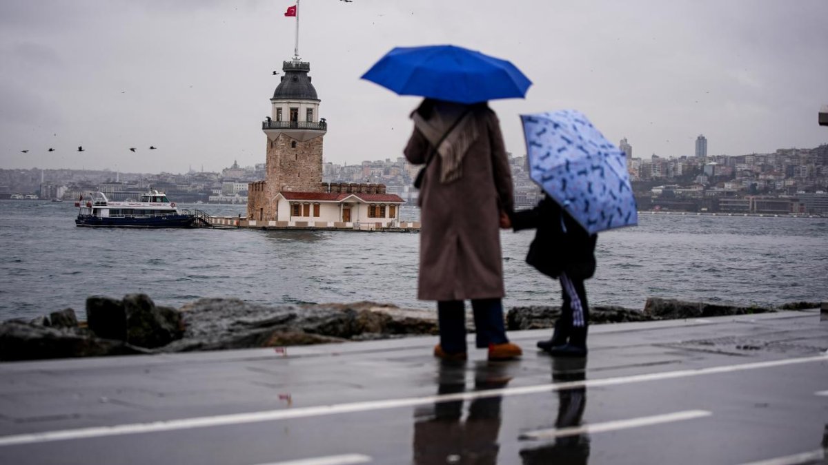 Meteoroloji saat verdi: İstanbul'a sağanak yağış geliyor