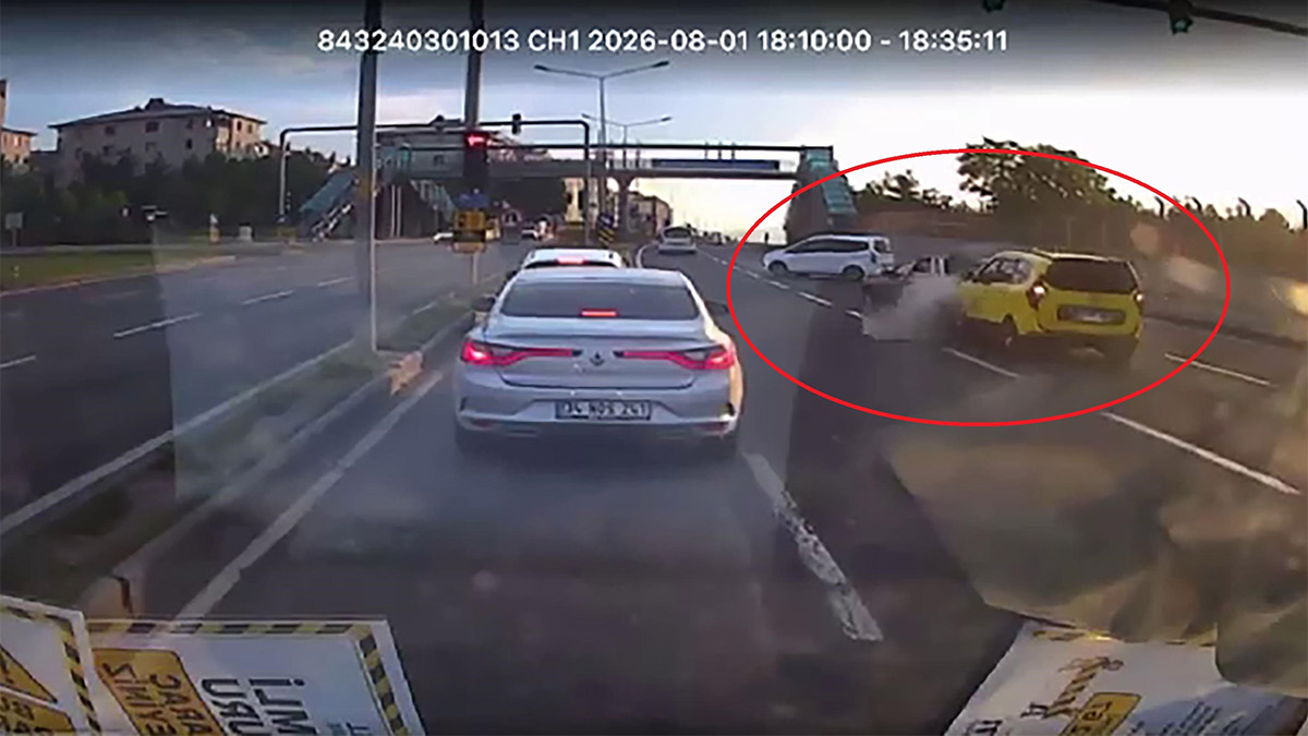 Kaçırdığı sapağa dönmek isteyen sürücü zincirleme kazaya neden oldu: O anlar kamerada