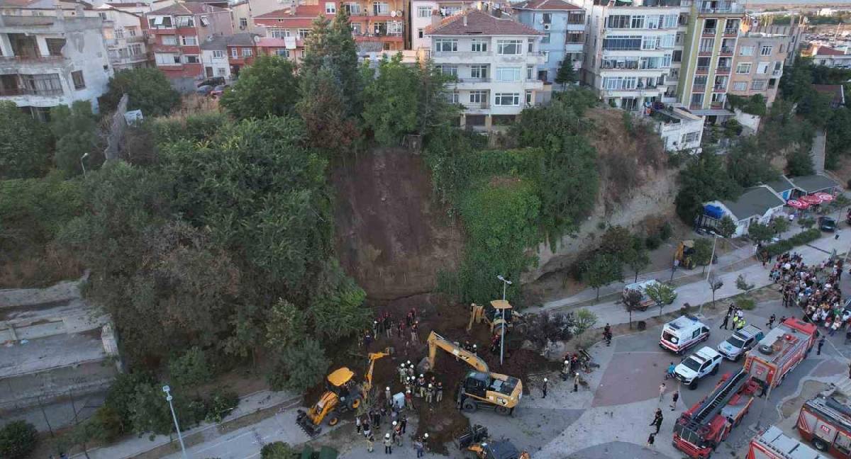 Büyükçekmece'de toprak kayması: Valilikten açıklama