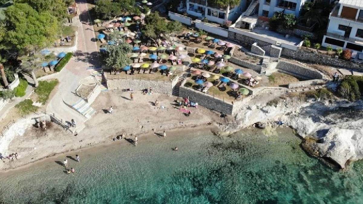 Berrak suyuyla adeta bir akvaryumu andırıyor! İzmir’de doğanın kucağında büyüleyen plaj