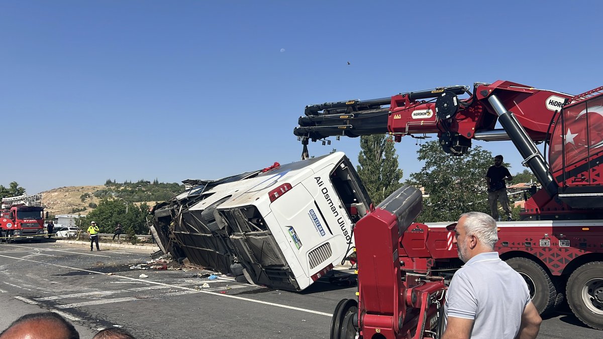 Kayseri'de yolcu otobüsü devrildi: 1 kişi hayatını kaybetti, 23 kişi yaralandı