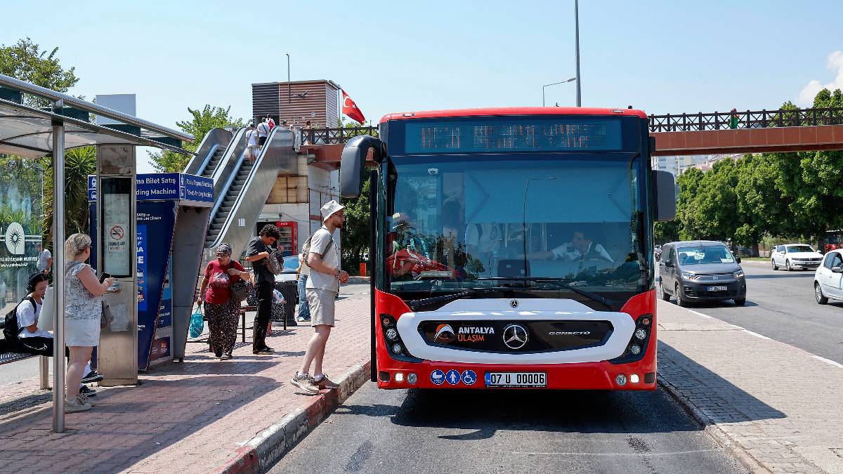Antalya Büyükşehir Belediyesinden toplu taşıma araçları ile ilgili açıklama: Durakta bekleyen yolcuyu almadan geçme hakkı yok