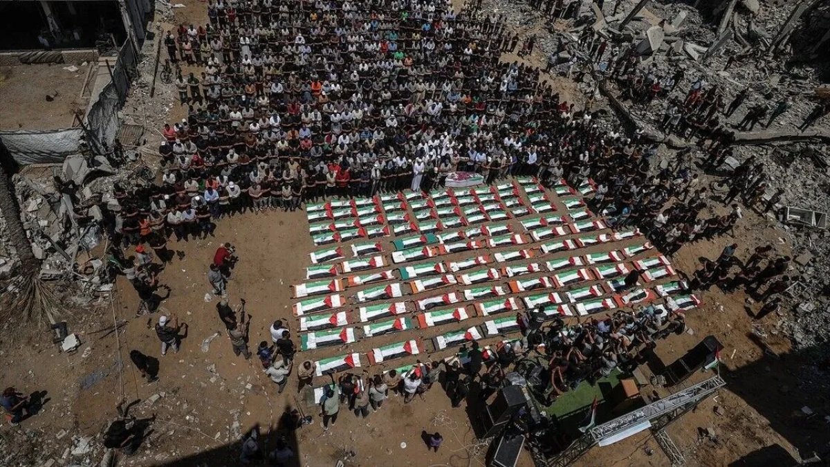 Gazze'de aynı aileden 112 kişi için toplu cenaze töreni düzenlendi