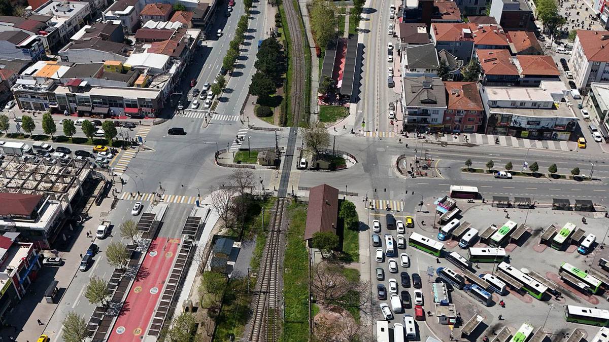 Şehri ikiye bölen tren rayları yer altına alınıyor, hemzemin geçitler kaldırılıyor