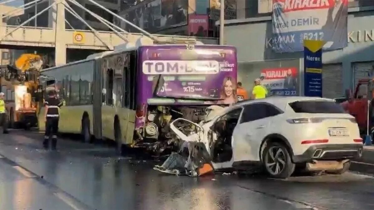Küçükçekmece'de İETT otobüsü ile otomobil çarpıştı: 3 kişi hayatını kaybetti