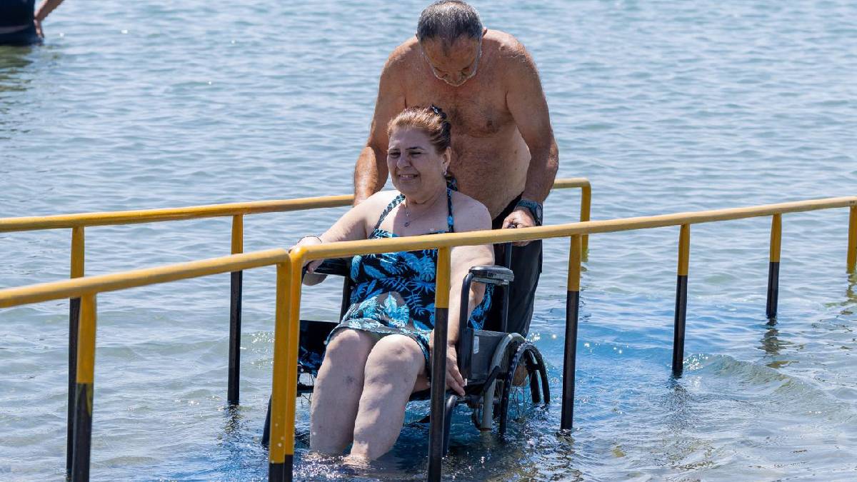 İzmir Büyükşehirden yaz boyu engelsiz deniz hizmeti: Özgürlüğe kulaç attılar