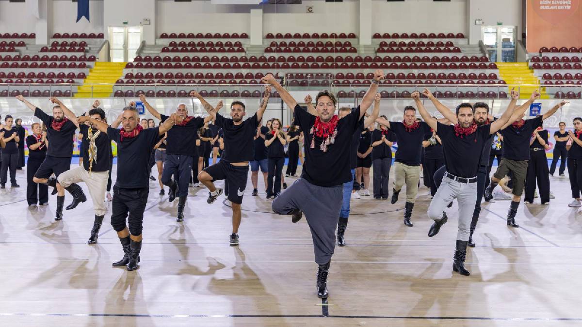 “İzmir'de zeybek bilmeyen kalmasın” çağrısı 500 kişilik topluluğa dönüştü