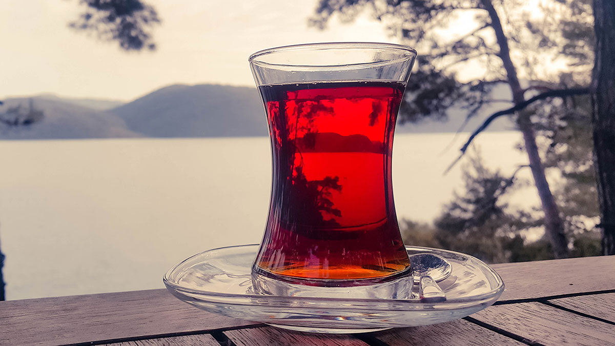 Masaya bardağı sert koyan 10 yıllık çalışan işten kovuldu, mahkeme kararını verdi