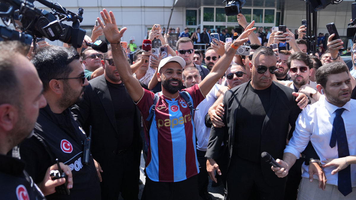 İstanbul’da Salah izdihamı: Dünya yıldızını binlerce Trabzonspor taraftarı karşıladı