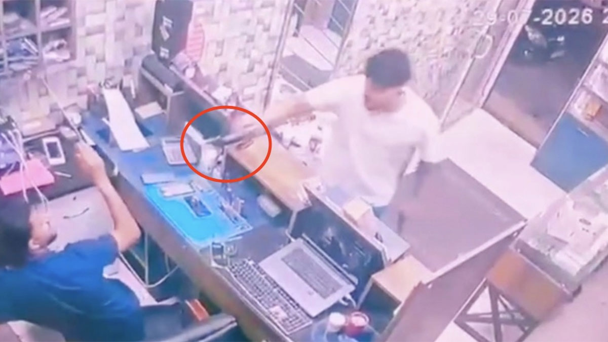 Telefon dükkanına girip husumetlilerine ateş açtı! O anlar kamerada