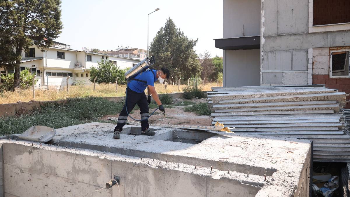 Efeler’de halk sağlığı için ilaçlama çalışmaları aralıksız sürüyor