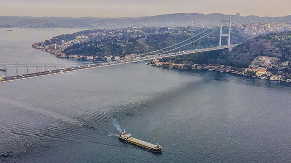 İstanbul Boğazı çift yönlü gemi trafiğine kapatıldı