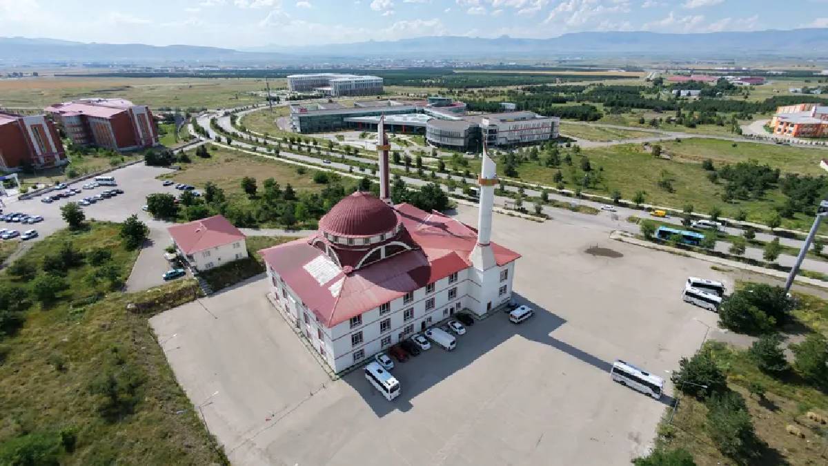 İlim tarihinin simgesi minareye yansıdı! Ezber bozan camiyi gören şaşıyor