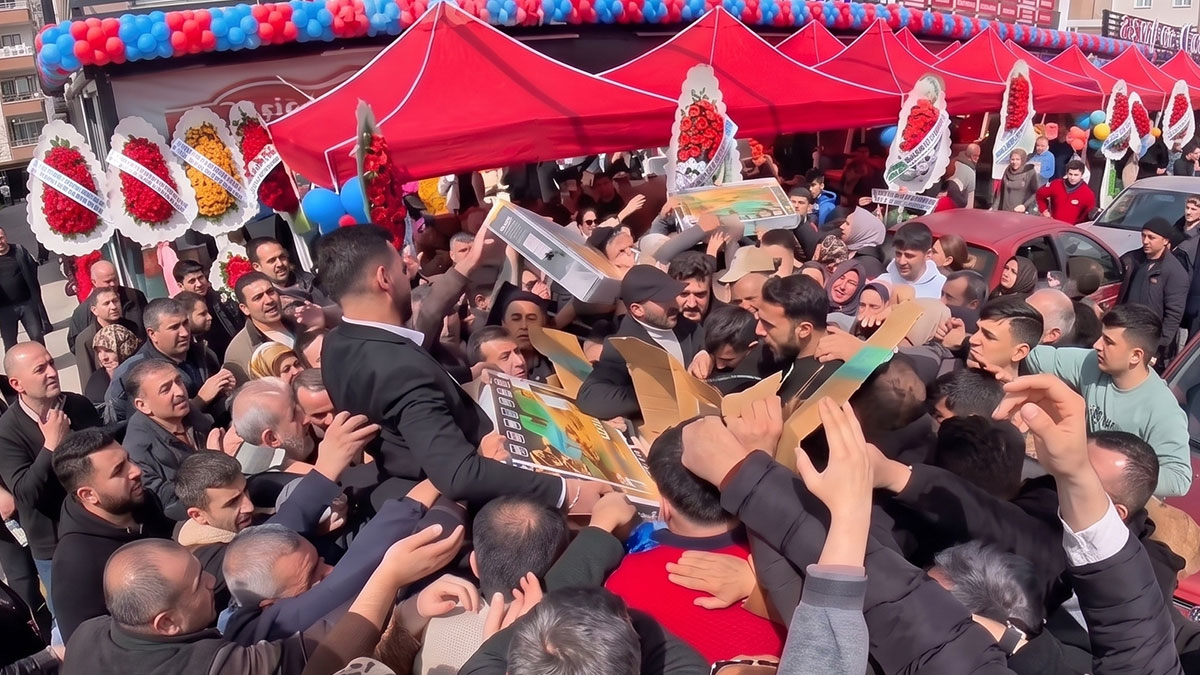 6.000 TL olan televizyon 1.750 TL'ye düşünce mağazada arbede çıktı