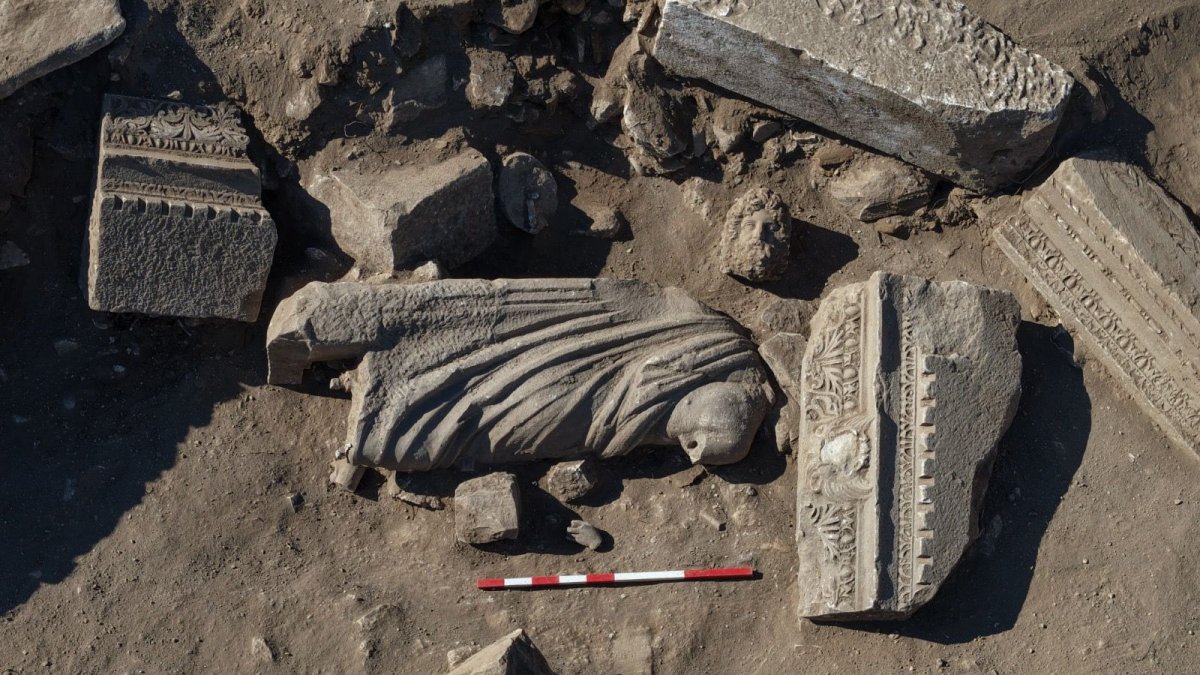 Tam 2,20 metre boyunda: Antalya'da 1.800 yıllık şifa heykeli gün yüzüne çıktı
