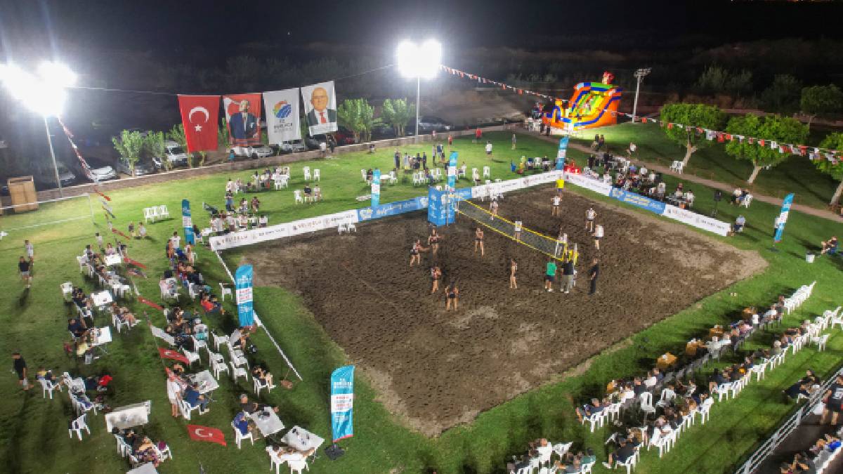30 Ağustos Zafer Kupası Plaj Voleybolu Turnuvası’nda ilk karşılaşmalar oynandı