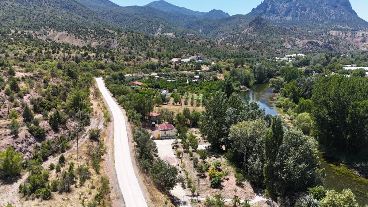 Büyükşehir Belediyesi kırsalda sathi kaplama çalışmalarını sürdürüyor