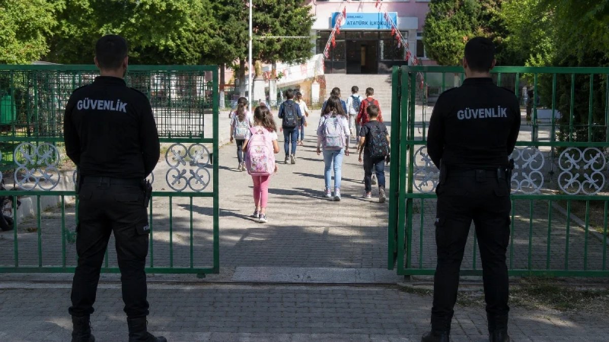 MEB ve İŞKUR düğmeye bastı! Okullara 30 Bin Güvenlik Görevlisi alınacak: Şartları taşıyanlar hemen başvursun