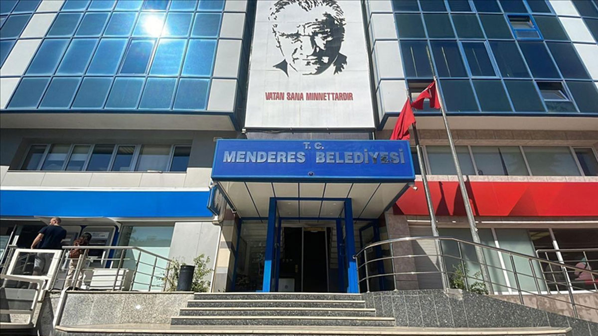 Menderes Belediyesi soruşturmasında 16 şüpheli adliyede