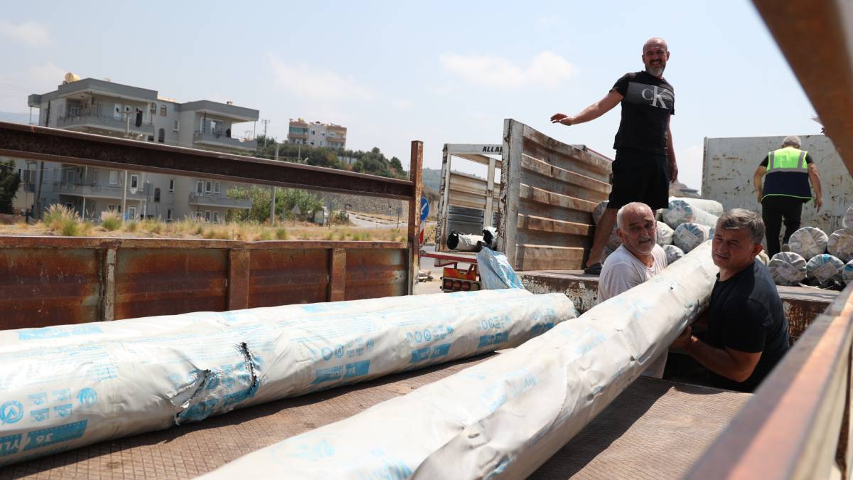 Büyükşehir, yangının yaralarını sarıyor: Alanya ve Gazipaşalı yangınzade üreticilere sera naylonu desteği