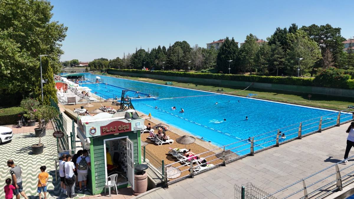 Başkan Ünlüce, Kentpark Yapay Plajı'nda vatandaşlarla buluştu