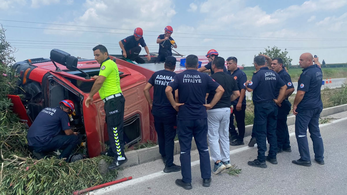 Yangına müdahaleye giden itfaiye aracı devrildi: 3 yaralı