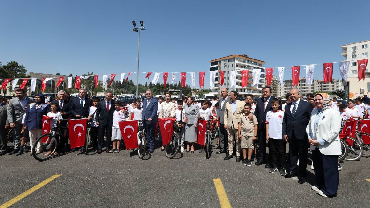 "Camini Bul Takımını Kur” Futbol Turnuvası'na katılan tüm öğrencilere bisiklet hediye edildi