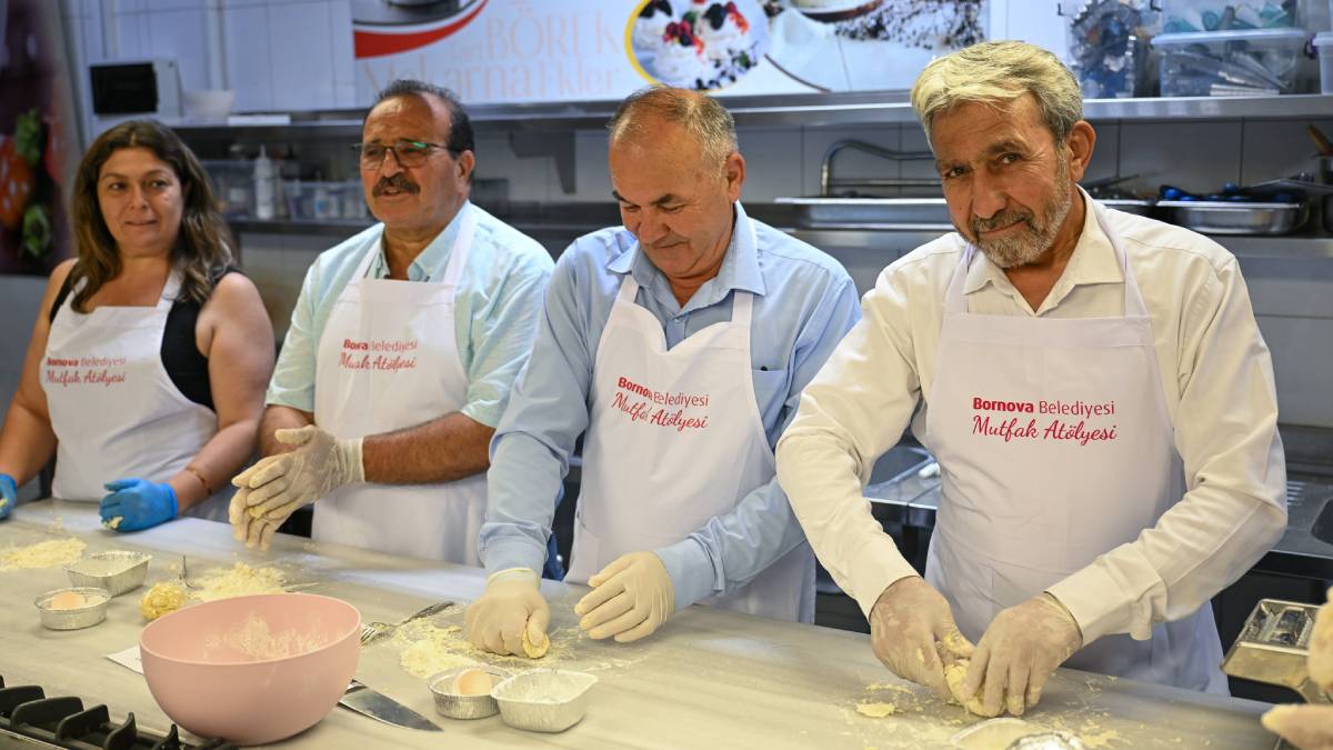 Bornovalı muhtarlardan yoğun mesaiye ‘Makarna’ molası