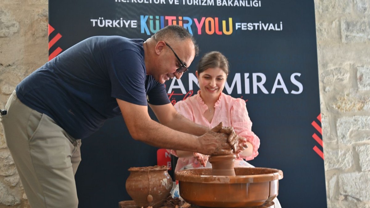 Nevşehir Kültür Yolu Festivali’nde toprak sanata dönüştü: Çömlek atölyesi ve ilgi çeken sergiye büyük ilgi