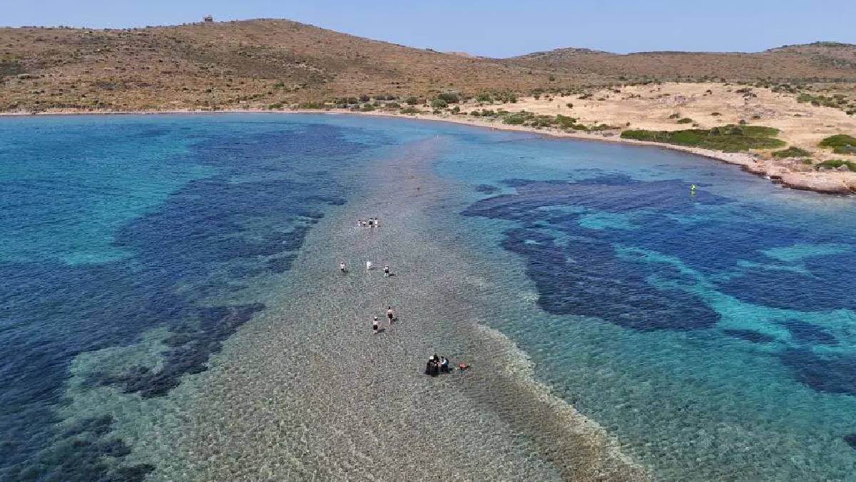 Sular çekildi, doğal geçit ortaya çıktı: Adalar arasında yürüyerek geçiyorlar