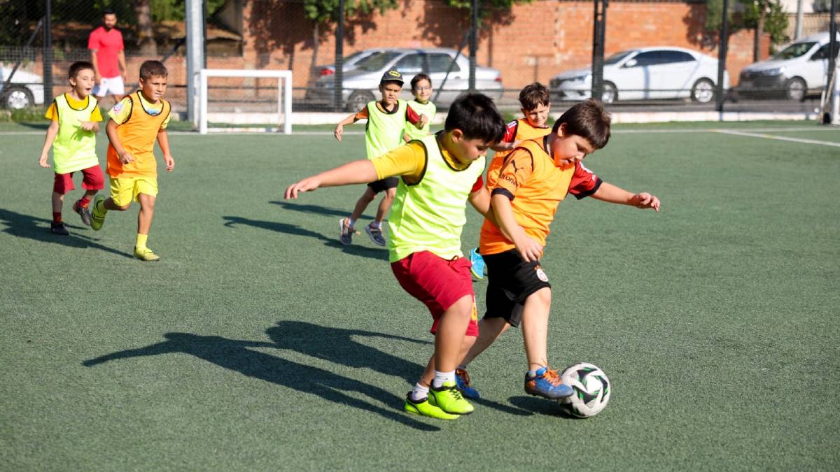 Efeler’de geleceğin yıldızları Mehmet Anbarlı Spor Tesisleri’nde yetişiyor