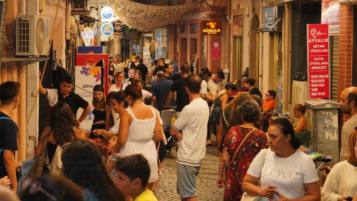 Ayvalık’ta Üretici Ve El Emeği Pazarı yaz akşamlarına renk katıyor