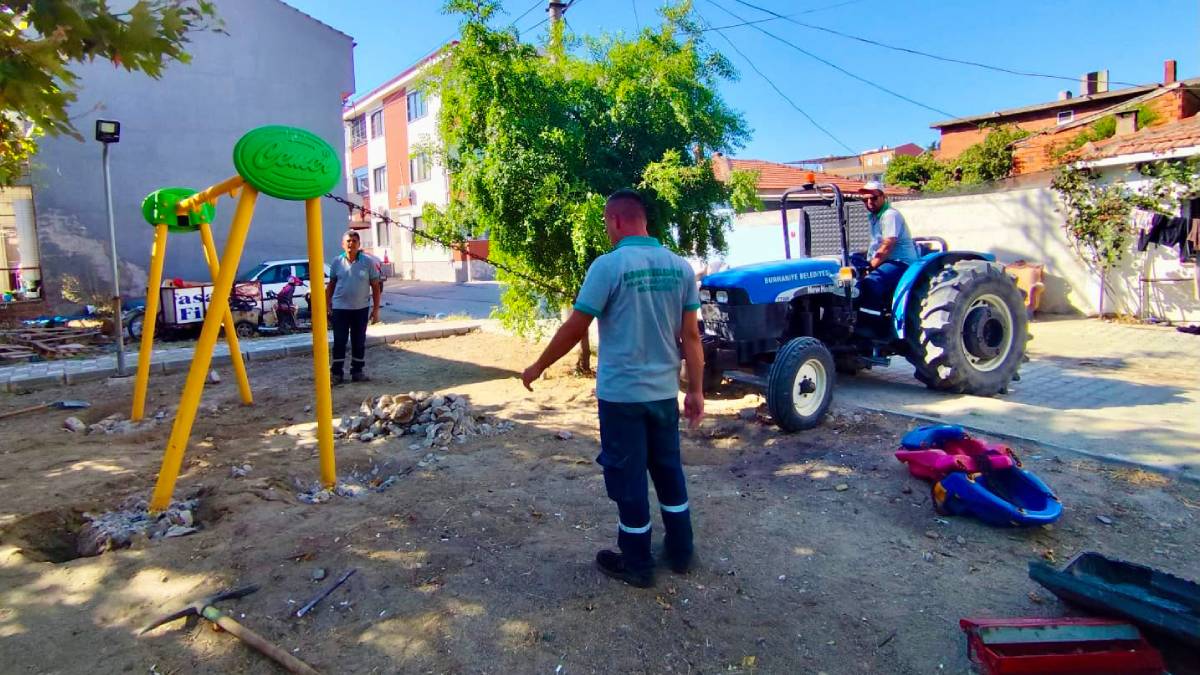 Burhaniye'de park ve yeşil alanlarda kapsamlı bakım çalışmaları sürüyor